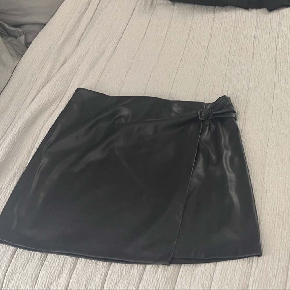 DKNY Elegant Black Pleather Mini Skirt